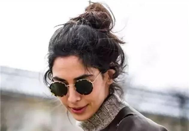 戴围巾散头发怎么办,散头发戴围巾的方法