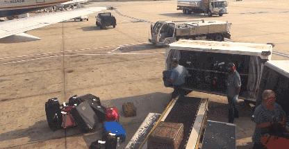 美女血拼五个Coach包带回国,然而,打开行李的一瞬间,啥都没了