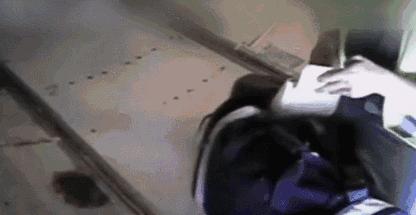 美女血拼五个Coach包带回国,然而,打开行李的一瞬间,啥都没了