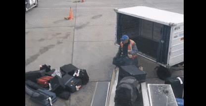 美女血拼五个Coach包带回国,然而,打开行李的一瞬间,啥都没了