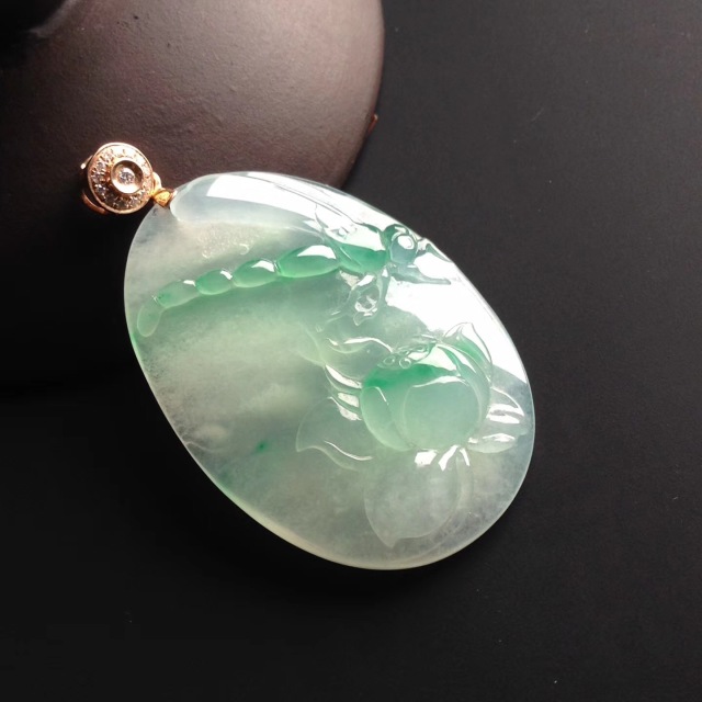 女人戴什么样式的黄金吊坠寓意好,项链吊坠款式是花形代表什么寓意