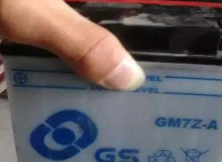 当踏板摩托车电瓶没电时该怎么办,踏板摩托车充手机充不进电怎么办