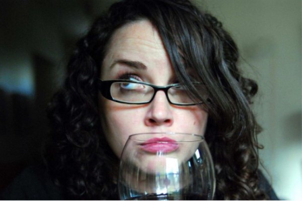 为什么红酒可以隔夜喝呢,为什么红酒能横放白酒不行