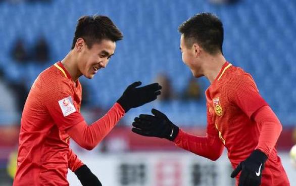 50米奔袭吓怕了！国足这名95年小将让乌兹教练宁可犯规也要拉下水