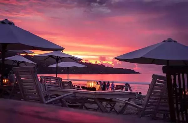 在全球最美夕阳面前，一口喝下巴厘岛的限量蓝！