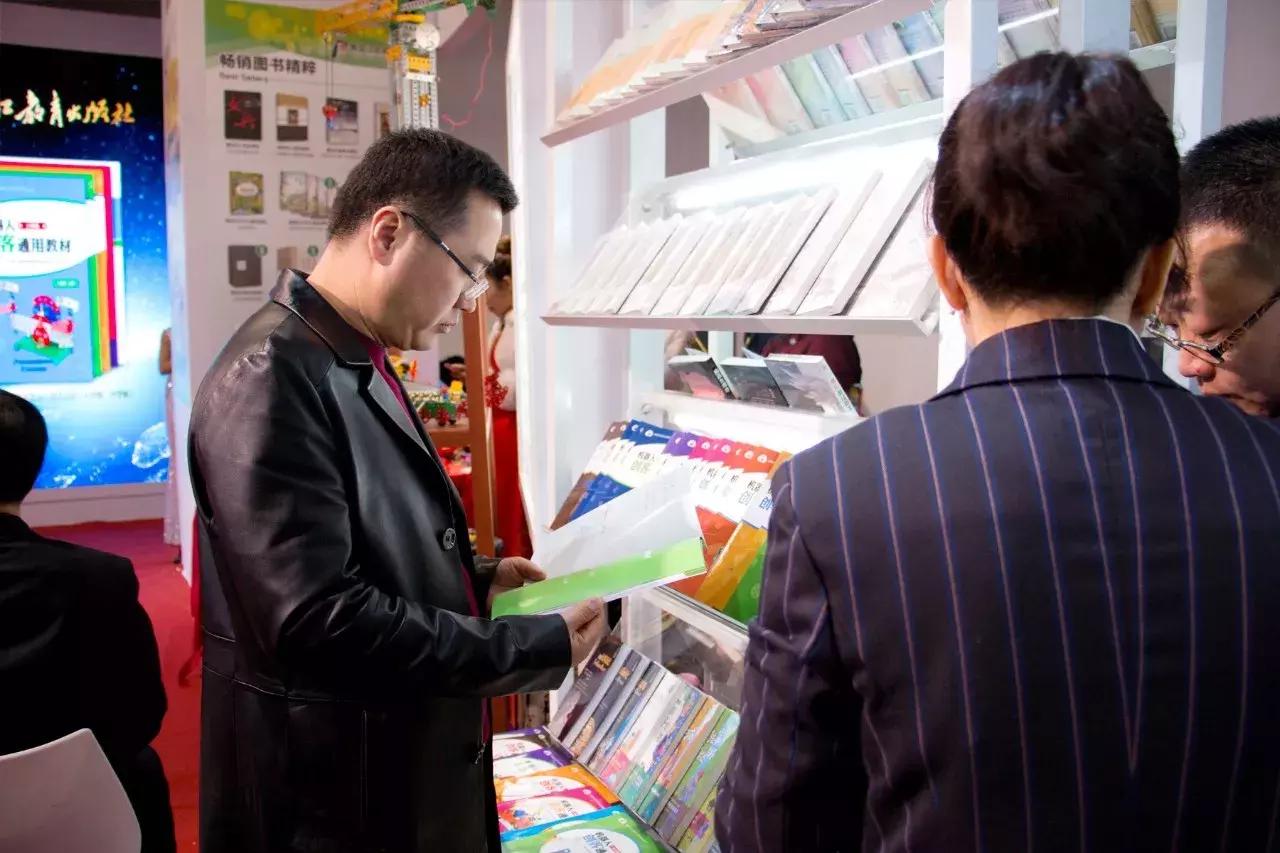 全国首套《机器人创客通用教材》新书发布会顺利举行