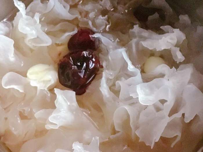 燕窝银耳桃胶莲子羹,冰糖雪梨银耳汤美容养颜