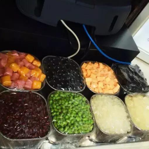 广州奶茶店被挤爆,奶茶店被挤爆