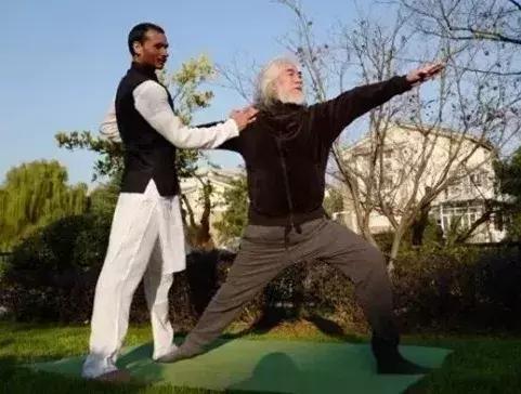 这些出色的男人们,如何谈论瑜伽?