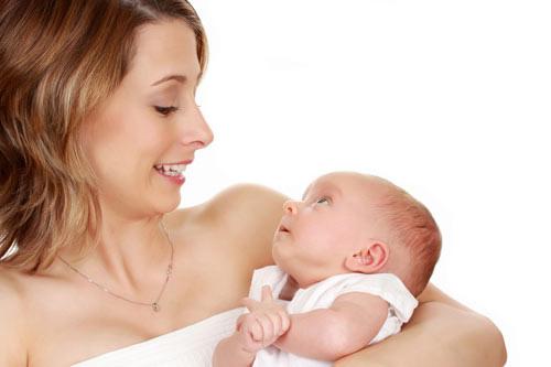 宝宝从鼻子呛奶引起的鼻塞怎么办,一个月的宝宝喝奶呛到鼻塞