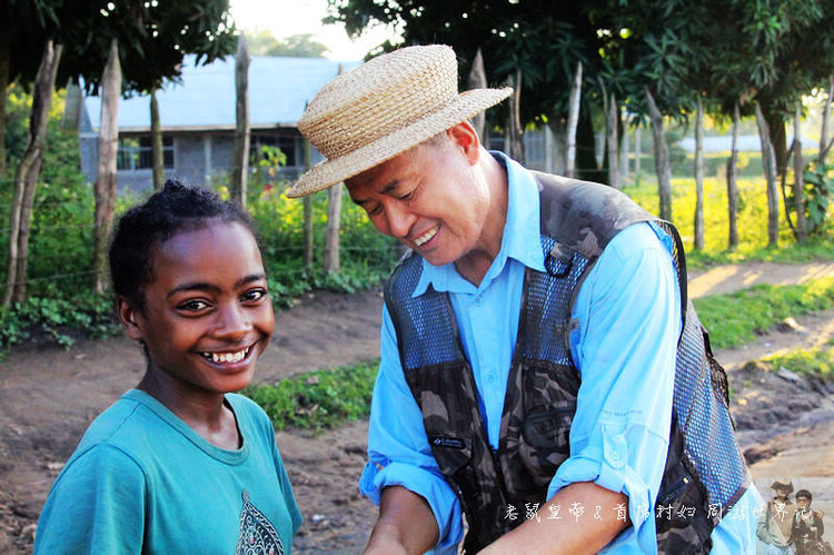 这个市场有意思：理发8元，上网一小时35元，卖花生米用瓶盖