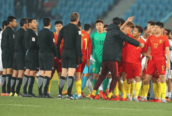 被裁判黑还不够吗?爱国足,这一次我们不黑!