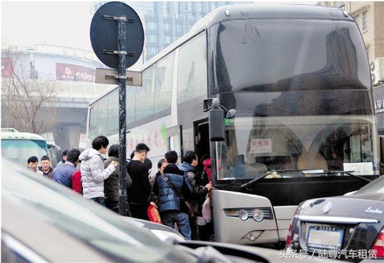 春运回家人在囧途视频,人在囧途春运火车拥挤视频