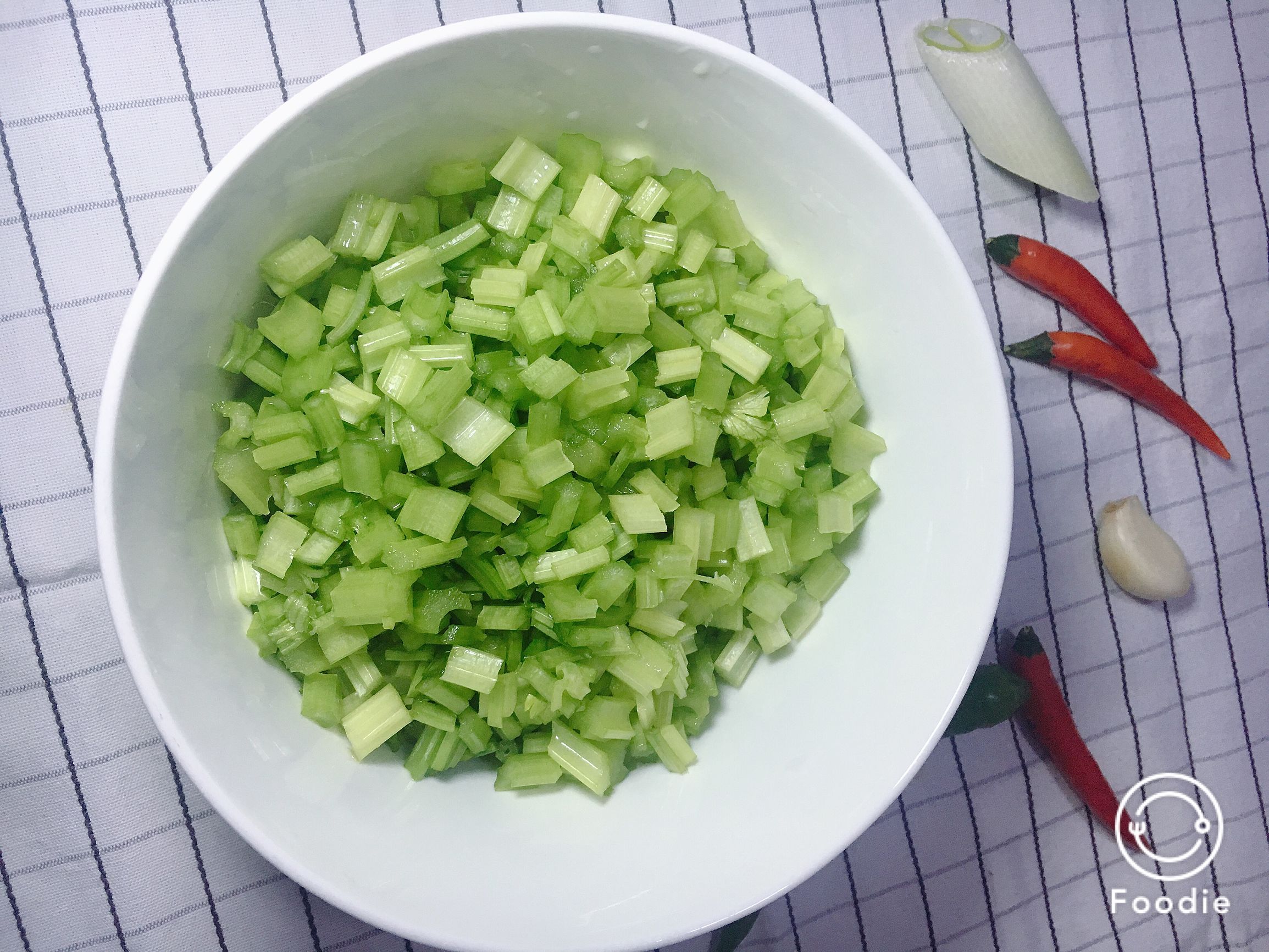 芹菜黄豆凉菜调料,凉拌芹菜黄豆怎么做