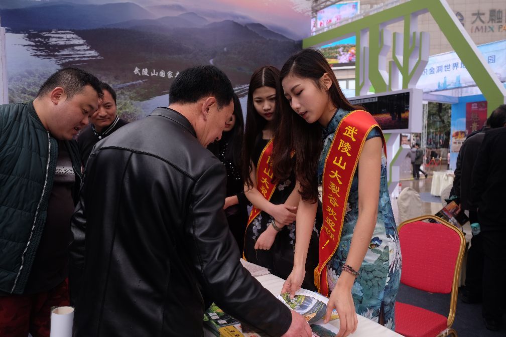 原来广场上做专业展也会做得这样有声有色，一点不比展馆差哟！