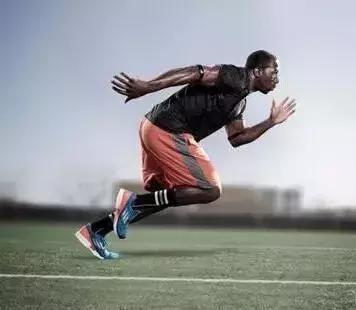 你对着手机流泪，你的爱豆汗流浃背