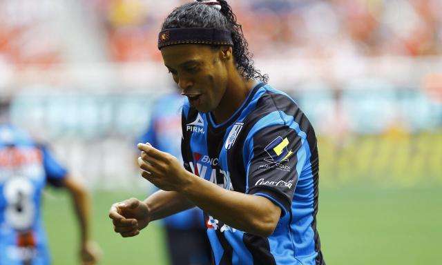 都是足坛浪子,小罗留下一段段传奇!他,留下一滩滩唾弃!