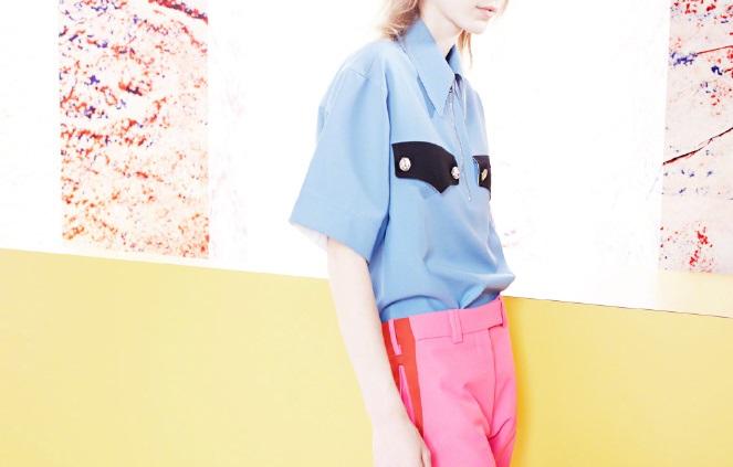 CK曝早春大片,耳环和裙装是亮点,衬衫丑只有超模能穿了