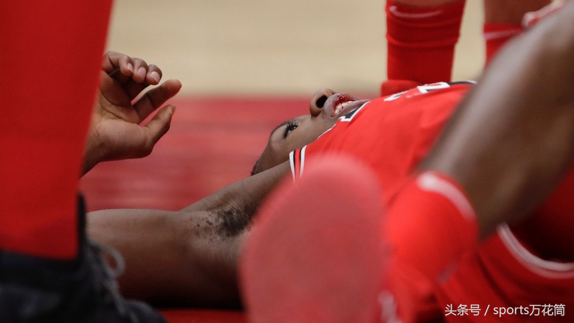 公牛德罗赞后仰跳投,公牛球员扣篮摔倒