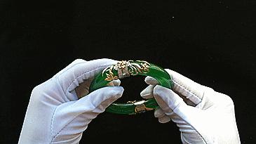 家传的血玉手镯有瑕疵是真的吗,家传玉镯去什么地方鉴定