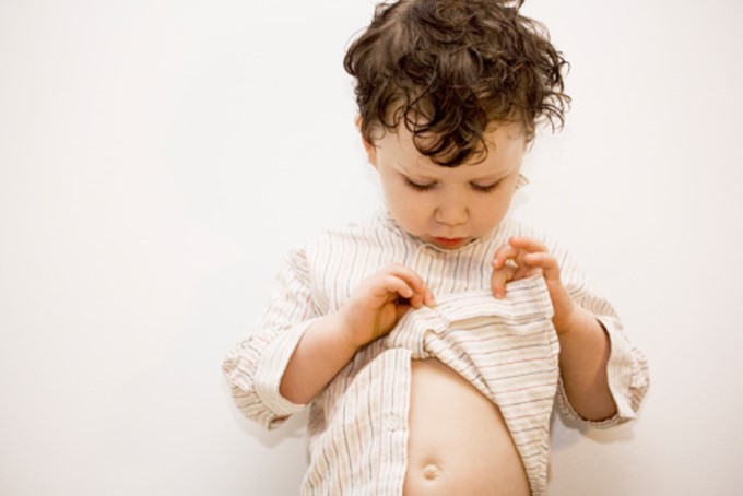 抠肚脐会肠道感染吗,抠肚脐会把肚子抠穿吗