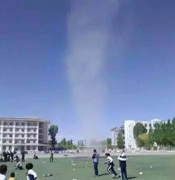 龙卷风把人吹飞的小朋友,龙卷风把老师卷上天