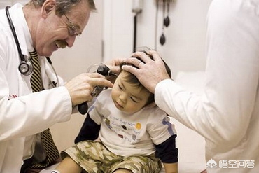 小孩子耳朵有异物怎么弄出来,孩子耳朵里进小东西该怎么办