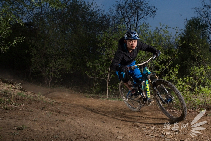 神牛ad600外拍灯引闪器设置,神牛ad600bm外拍灯的同步速度
