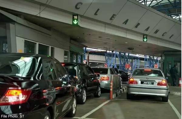 新加坡大耳窿雇马来人跑腿，涂鸦遍全岛