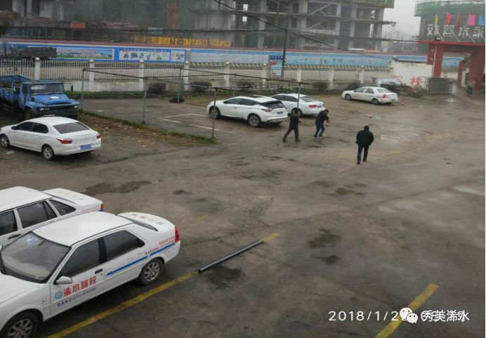 浠水汽车着火,车辆突然自燃警察帮忙扑灭