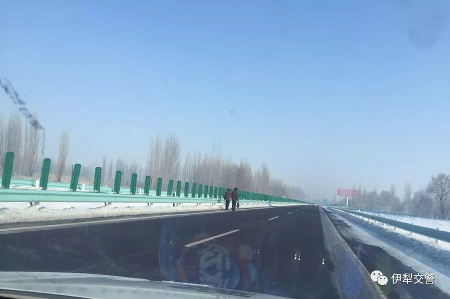 耄耋老人寒夜迷路交警温暖送回家,七旬老人出门迷路民警暖心护送