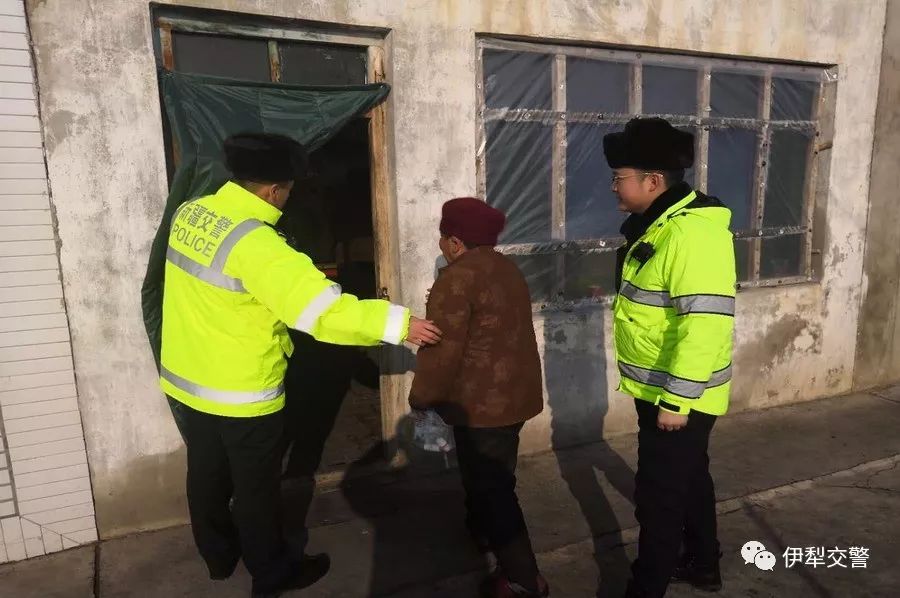 耄耋老人寒夜迷路交警温暖送回家,七旬老人出门迷路民警暖心护送