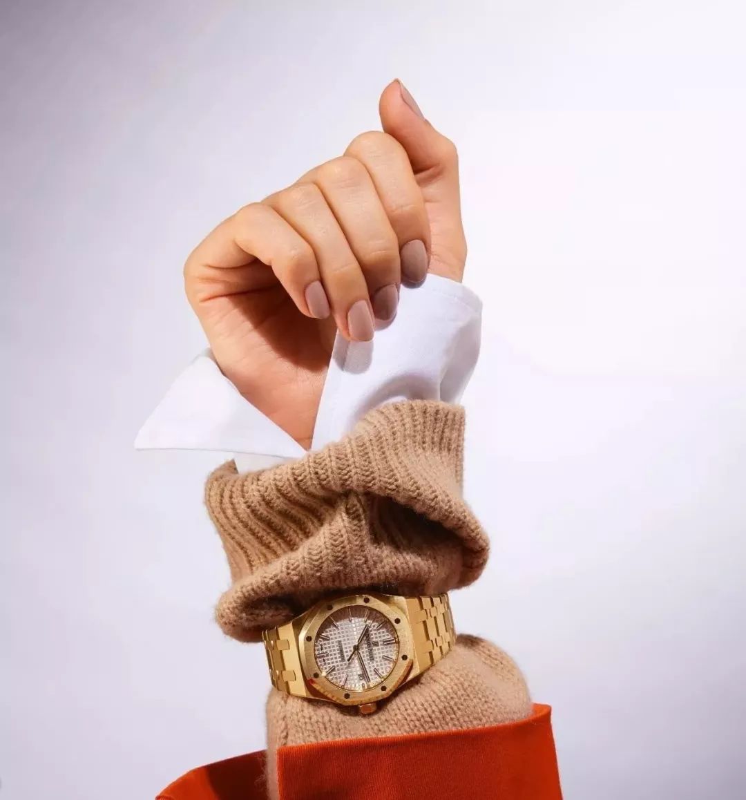 手表该怎么搭配金属表带好看 (老款手表戴出时尚)