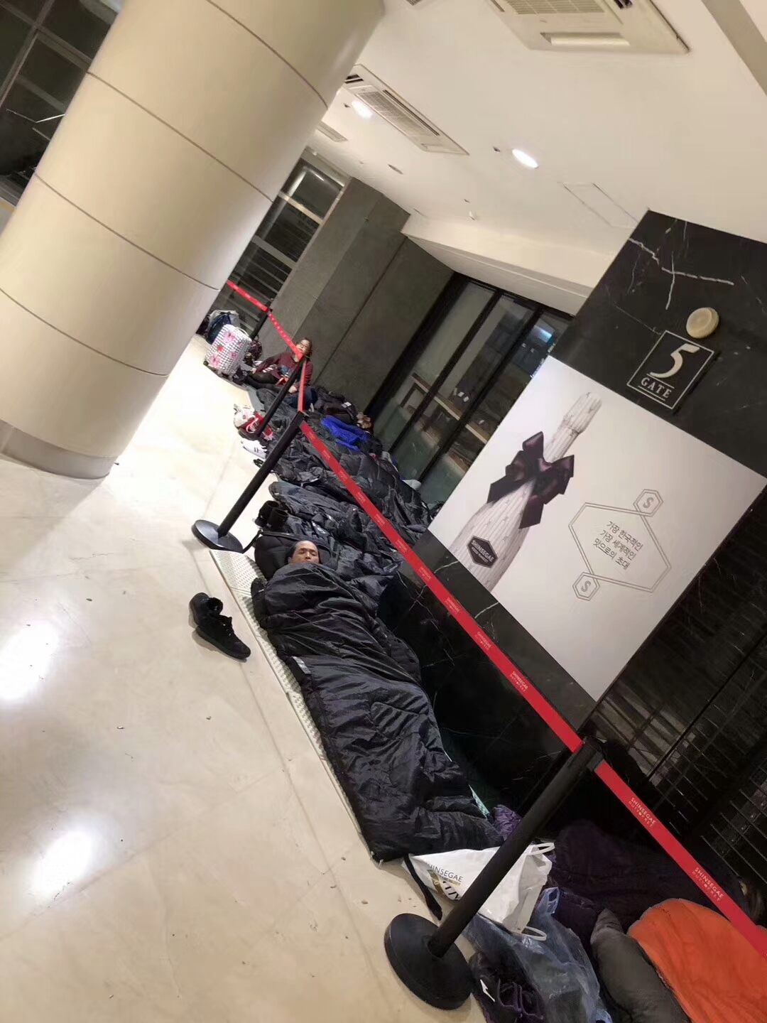 中国游客时隔9月再现韩国免税店,韩国免税店中国游客抢购