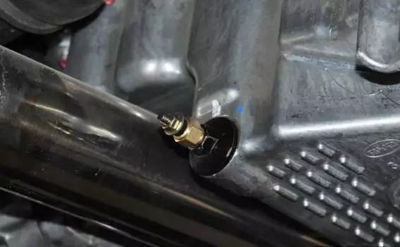 车主不修车直接起诉保险公司,车主未在4s店保养告厂家败诉