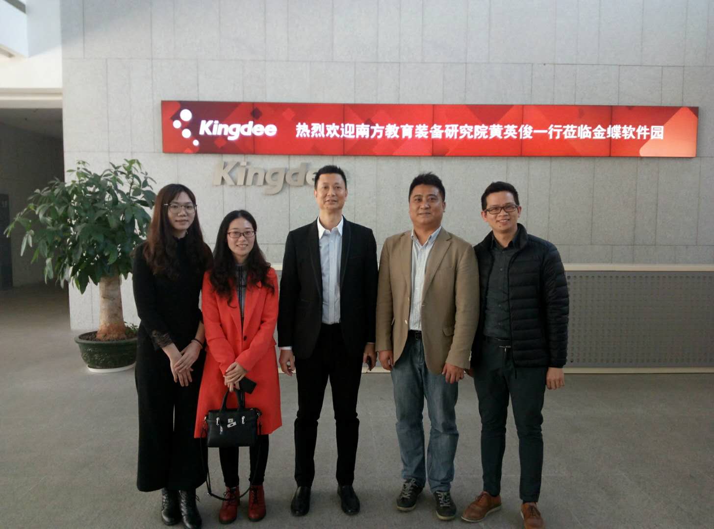 深圳德真科技邀南方教育装备创新产业城参观深圳用户体验创新成果