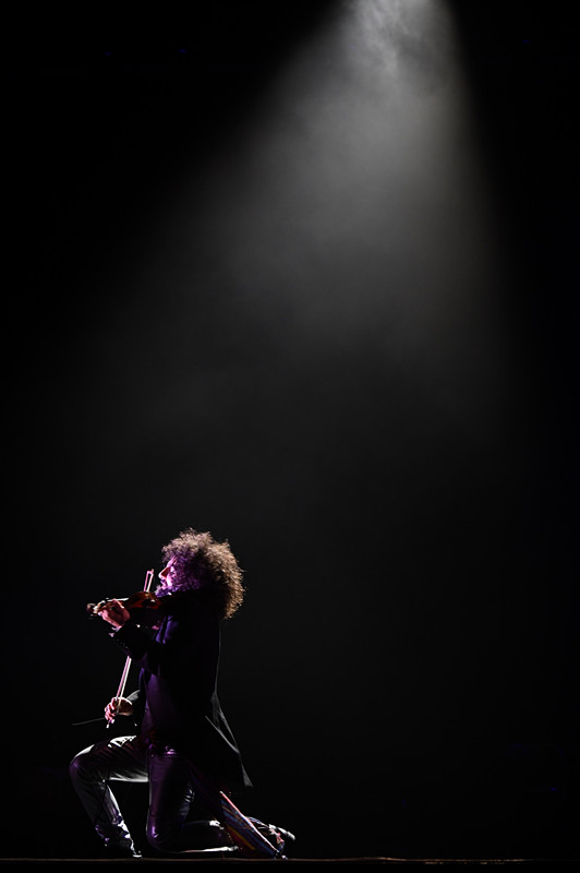 组图“琴魔”艾拉马立肯疯狂炫酷拉！拉！拉！跑跳跪走样样有