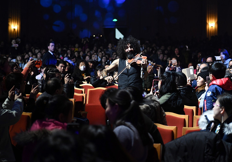 组图“琴魔”艾拉马立肯疯狂炫酷拉！拉！拉！跑跳跪走样样有