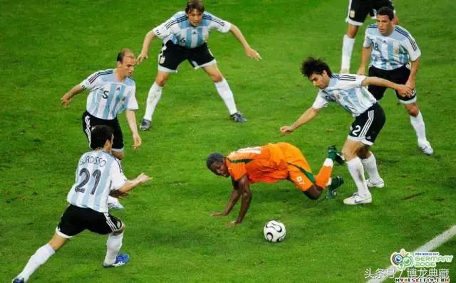 22年世界杯大力神杯亮相,世界杯的大力神杯有几个