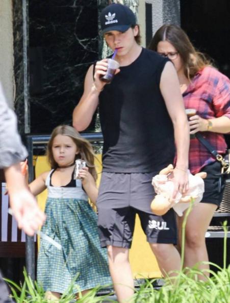 布鲁克林给小七准备的礼物,布鲁克林抱小七小时候