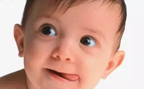 秋冬孩子嘴唇干裂小妙招,冬天宝宝嘴唇干裂是怎么回事