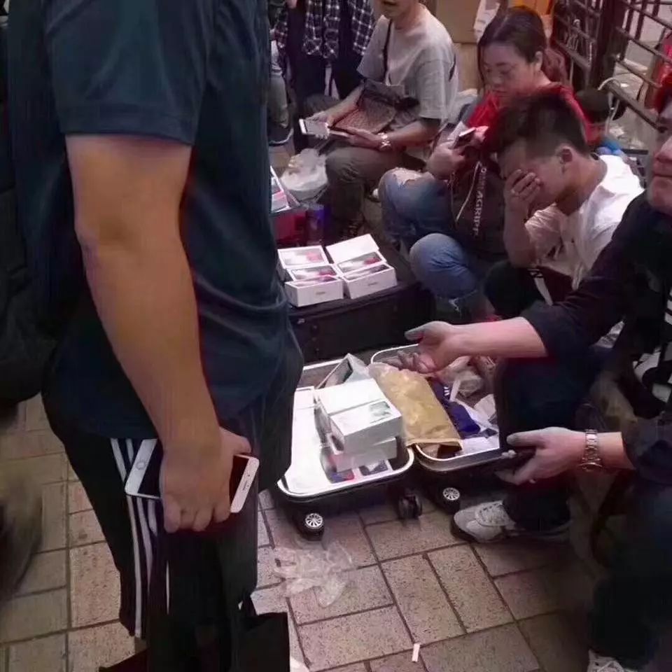 某人肉代购在上海机场被税21万！大半年全！白！干！