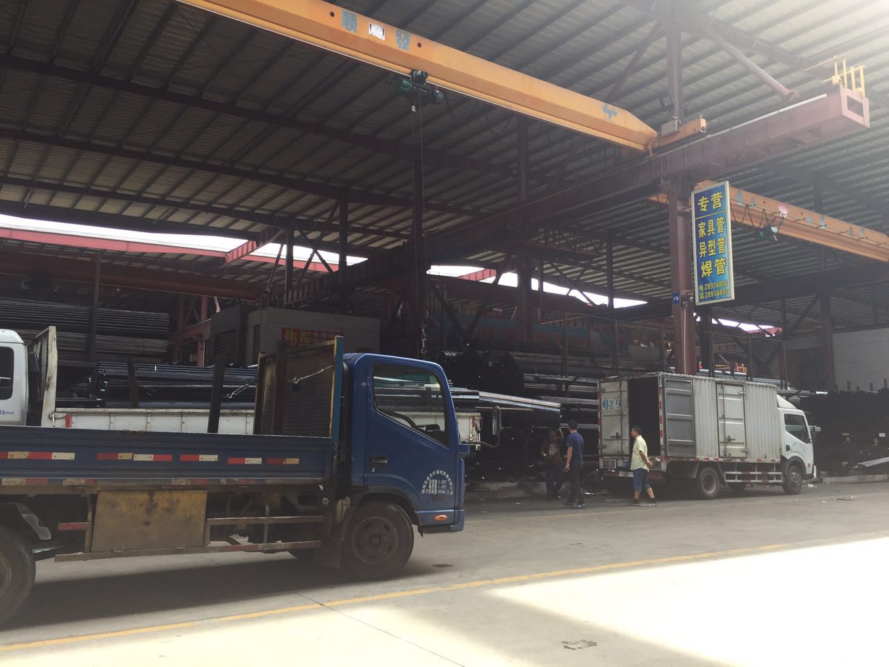 钢厂：亲，不备货了吗？商家：一拿货就跌价