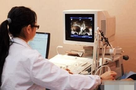 38岁高龄孕妇突然感觉下身流水，紧急送医！