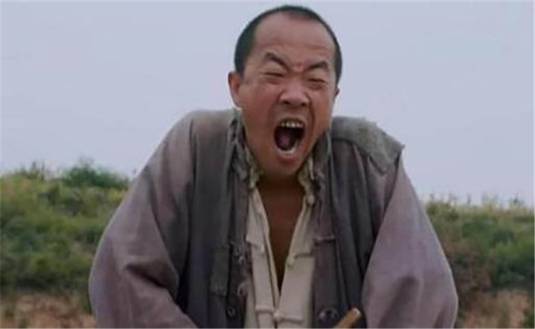 傻子无父无母山中砍柴救回一个被毒蛇咬伤的老人从此大富大贵