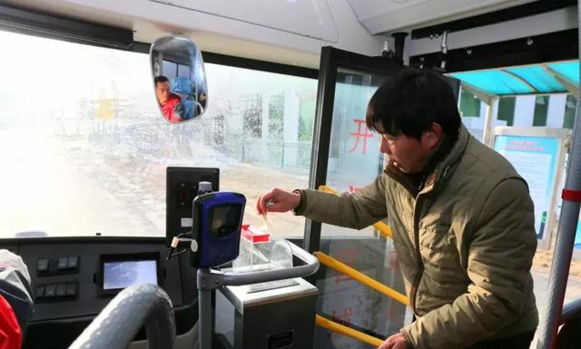 最新小型纯电动公交车,新能源电动公交车起步平顺