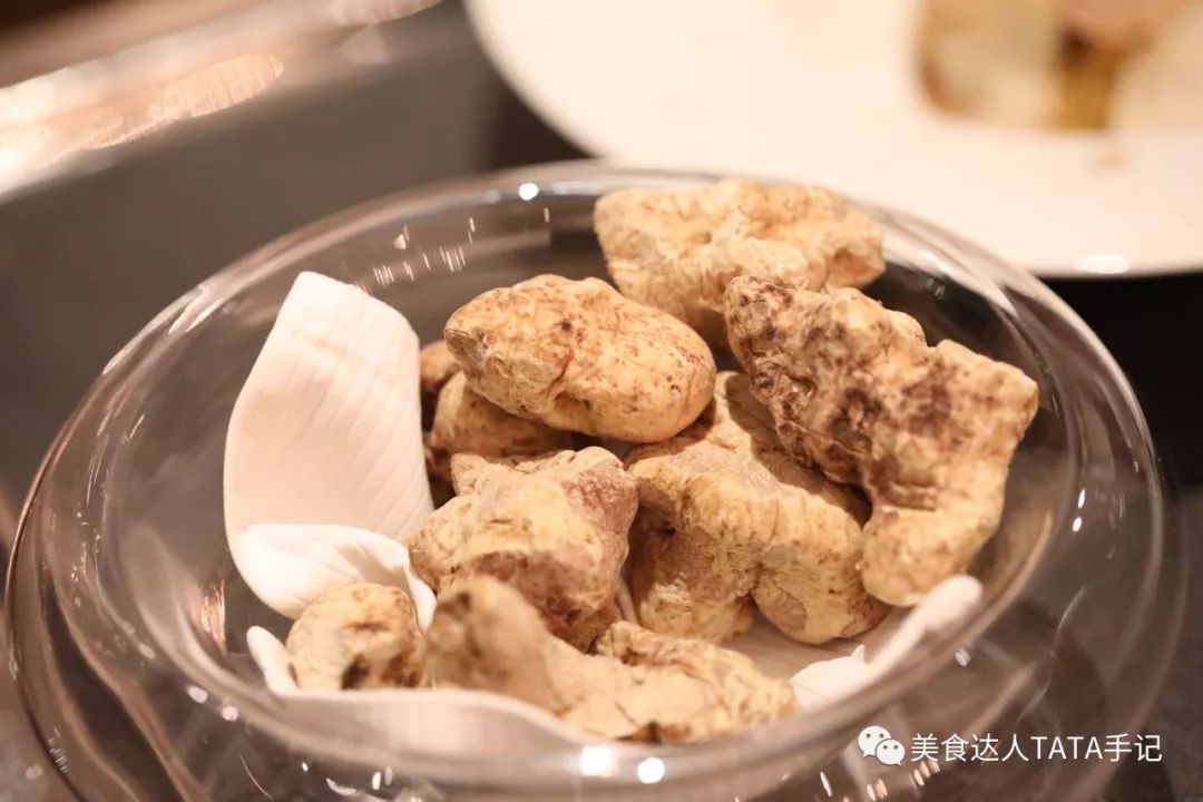 一不留神就掉进坑里,一不留神就会掉进一个大坑