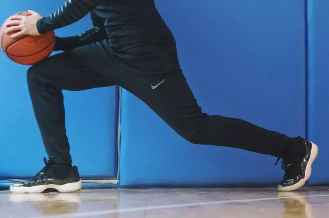 我们穿着Nike这套超保暖运动服,下雪天出门跑了三圈