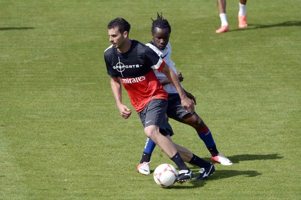 足球怎么提高背身拿球能力,踢球怎么合理利用膝盖不受伤