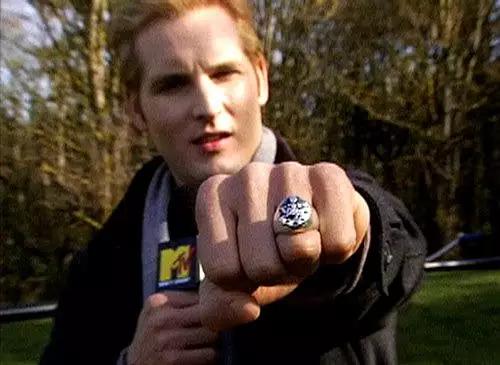 低调又奢华,那些耀于指尖上的时尚魔戒|MAGIC